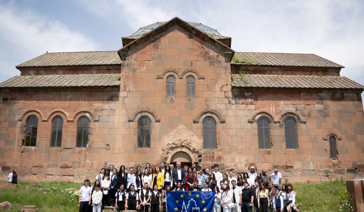 EU Ambassador Vassilis Maragos joined Armenia’s Minister of Education, Science, Culture and Sport, Zhanna Andreasyan, in celebrating the 9 inspiring winners of the Young Shapers of European Heritage initiative